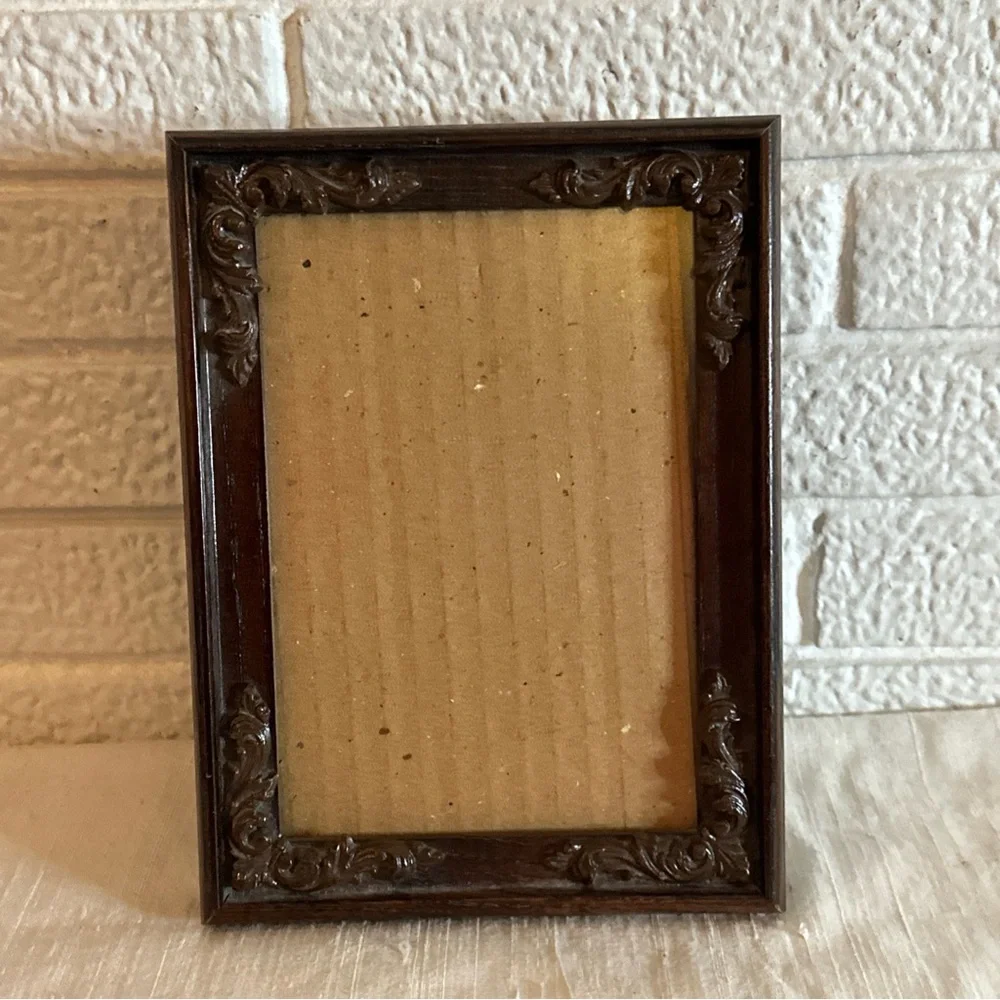 VINTAGE Ornate WOOD Picture Frame BROWN FREE STANDING NON GLARE GLASS 5X7